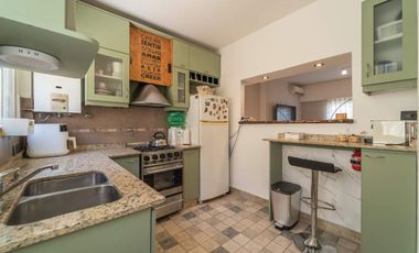 VENTA TRIPLEX 3 AMBIENTES CON COCHERA OLIVOS