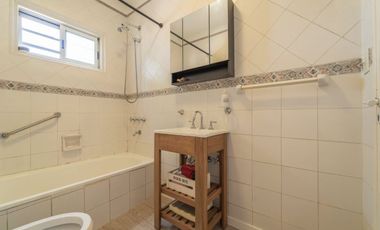 VENTA TRIPLEX 3 AMBIENTES CON COCHERA OLIVOS