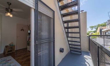 VENTA TRIPLEX 3 AMBIENTES CON COCHERA OLIVOS