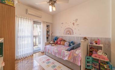 VENTA TRIPLEX 3 AMBIENTES CON COCHERA OLIVOS