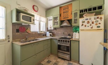 VENTA TRIPLEX 3 AMBIENTES CON COCHERA OLIVOS