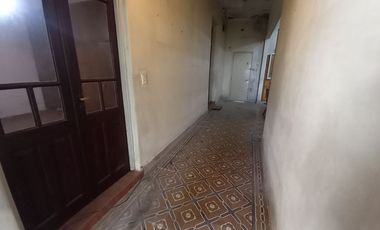 Casa 4 ambientes venta con cochera a refaccionar