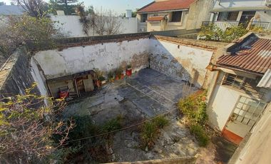 Casa 4 ambientes venta con cochera a refaccionar