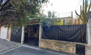 Casa 4 ambientes venta con cochera a refaccionar