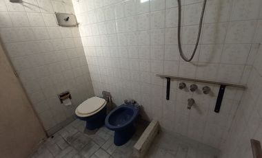 Casa 4 ambientes venta con cochera a refaccionar