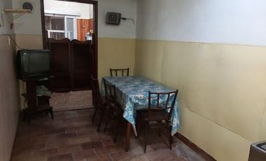 Casa 4 ambientes venta con cochera a refaccionar
