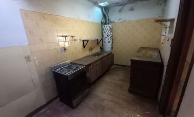 Casa 4 ambientes venta con cochera a refaccionar