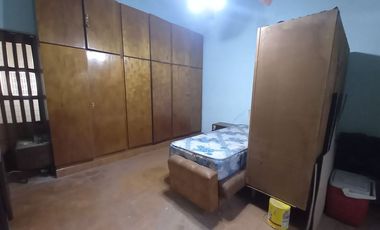 Casa 4 ambientes venta con cochera a refaccionar