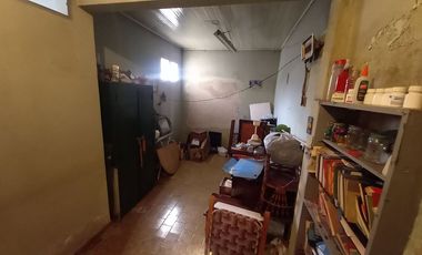 Casa 4 ambientes venta con cochera a refaccionar
