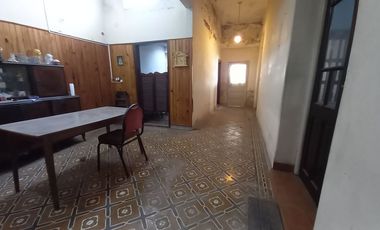 Casa 4 ambientes venta con cochera a refaccionar