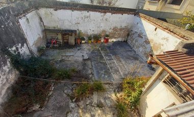 Casa 4 ambientes venta con cochera a refaccionar