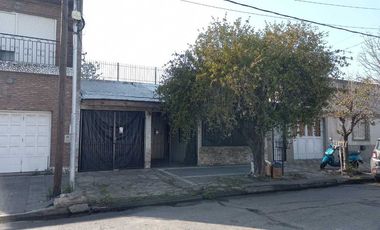 Casa 4 ambientes venta con cochera a refaccionar