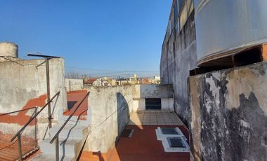 Casa 4 ambientes venta con cochera a refaccionar