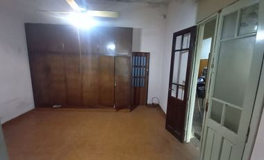 Casa 4 ambientes venta con cochera a refaccionar