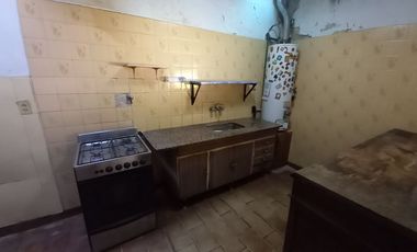Casa 4 ambientes venta con cochera a refaccionar