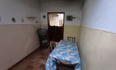 Casa 4 ambientes venta con cochera a refaccionar