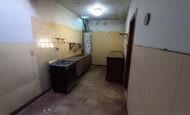 Casa 4 ambientes venta con cochera a refaccionar