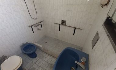 Casa 4 ambientes venta con cochera a refaccionar