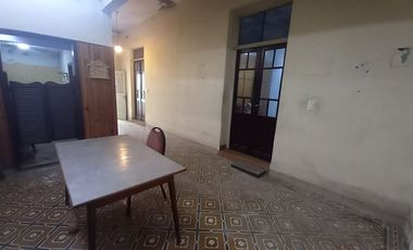Casa 4 ambientes venta con cochera a refaccionar