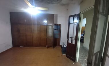Casa 4 ambientes venta con cochera a refaccionar