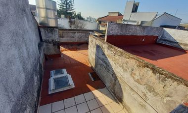 Casa 4 ambientes venta con cochera a refaccionar