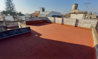 Casa 4 ambientes venta con cochera a refaccionar