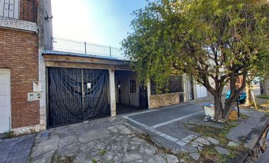 Casa 4 ambientes venta con cochera a refaccionar