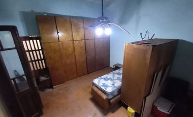 Casa 4 ambientes venta con cochera a refaccionar