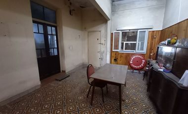 Casa 4 ambientes venta con cochera a refaccionar