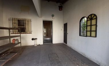 Casa 4 ambientes venta con cochera a refaccionar