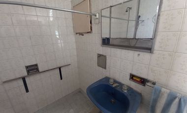 Casa 4 ambientes venta con cochera a refaccionar