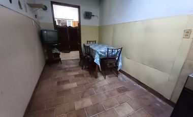 Casa 4 ambientes venta con cochera a refaccionar