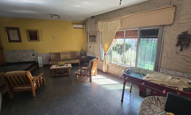 VENTA HERMOSA CASA DE 3 D EN VILLA ARGENTINA