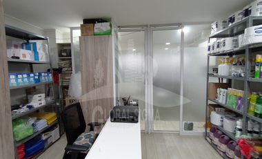 Se vende oficina con bodega. Metro Lo Vial. San Miguel