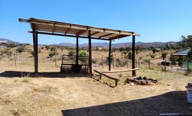 SE VENDE PARCELA CON DOS CASAS MEDIA HECTAREA URBANIZADA