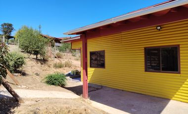 SE VENDE PARCELA CON DOS CASAS MEDIA HECTAREA URBANIZADA