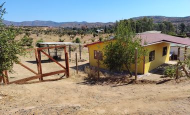 SE VENDE PARCELA CON DOS CASAS MEDIA HECTAREA URBANIZADA