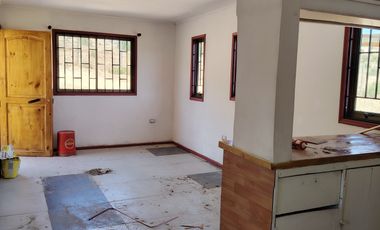 SE VENDE PARCELA CON DOS CASAS MEDIA HECTAREA URBANIZADA