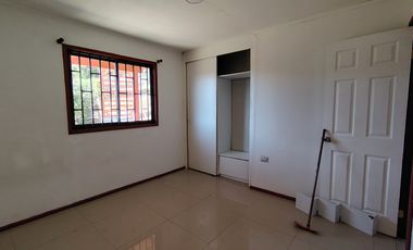 SE VENDE PARCELA CON DOS CASAS MEDIA HECTAREA URBANIZADA