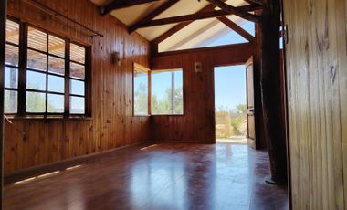 SE VENDE PARCELA CON DOS CASAS MEDIA HECTAREA URBANIZADA