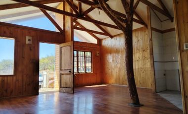 SE VENDE PARCELA CON DOS CASAS MEDIA HECTAREA URBANIZADA