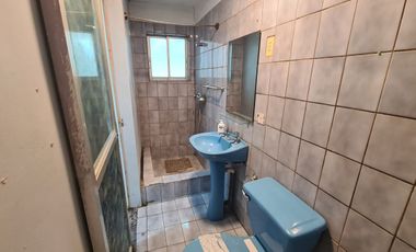 Amplia casa de uso comercial