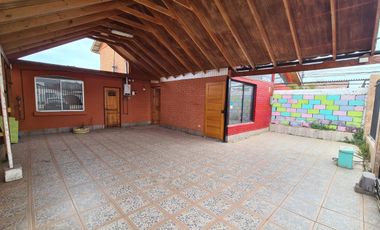 Amplia casa de uso comercial