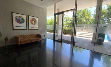 Arriendo oficina moderna con estacionamiento incluido!