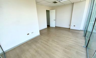 Arriendo oficina moderna con estacionamiento incluido!
