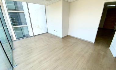 Arriendo oficina moderna con estacionamiento incluido!