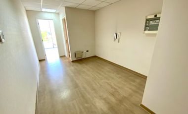 Arriendo oficina moderna con estacionamiento incluido!