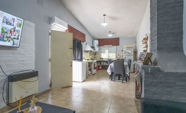 CASA EN VENTA 2 DORMITORIOS/ PILETA EN RICARDONE