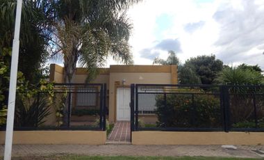 CASA 2 DORM.EN CAP.BERMÚDEZ CON JARDIN Y COCHERA