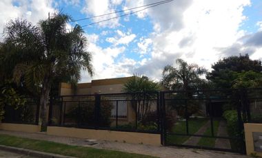 CASA 2 DORM.EN CAP.BERMÚDEZ CON JARDIN Y COCHERA